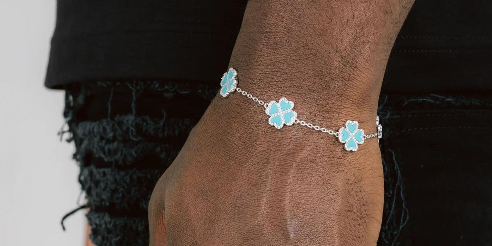 Clover Bracelet: Types, Styles and Meaning Behind The Symbol