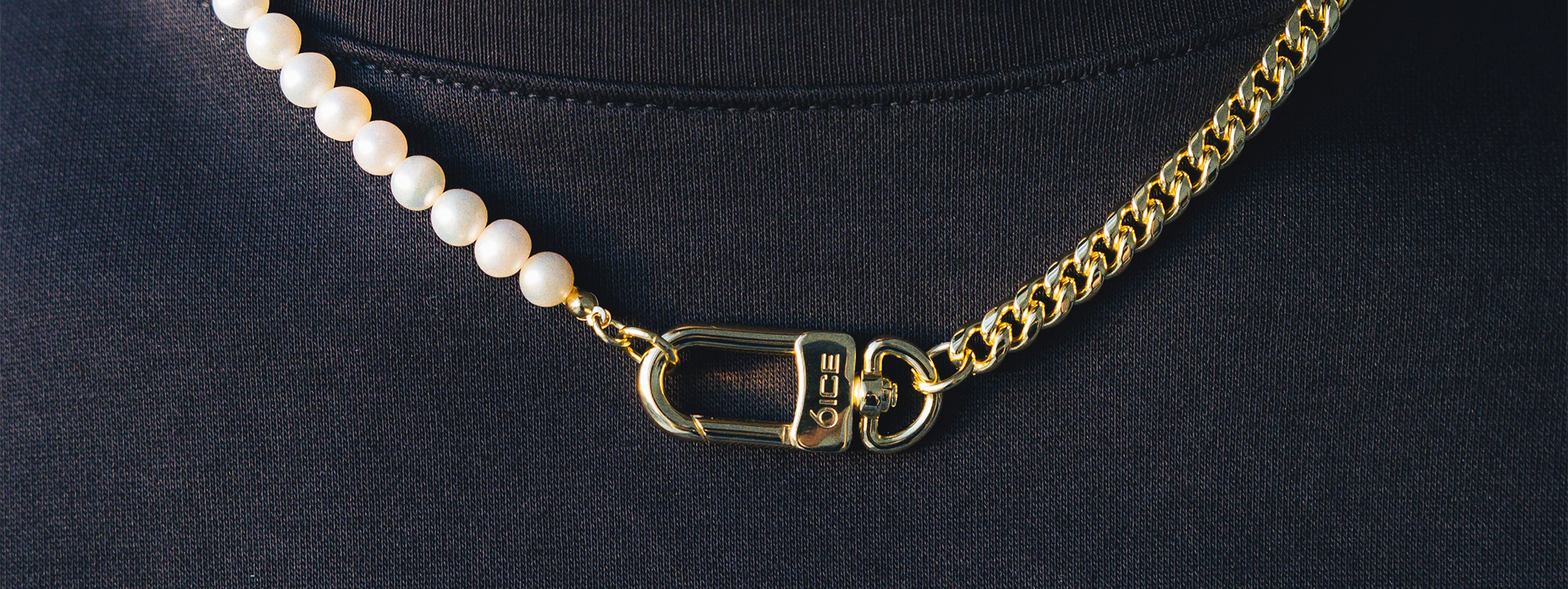 Hollow 2025 gold pendant