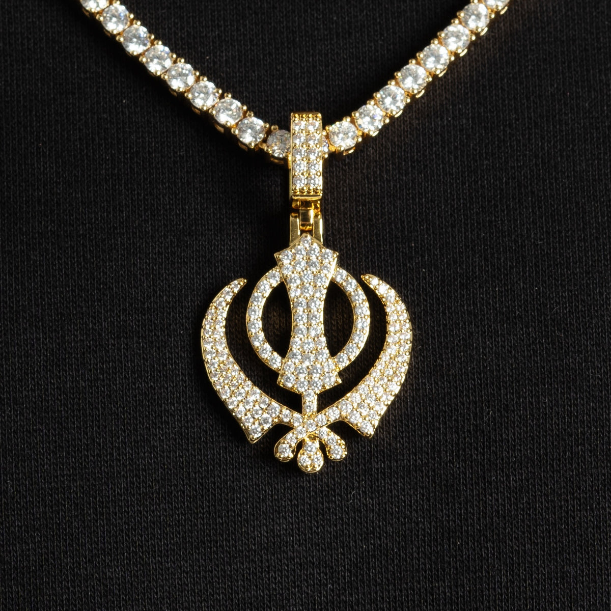 Khanda Pendant 18k Gold Moissanite