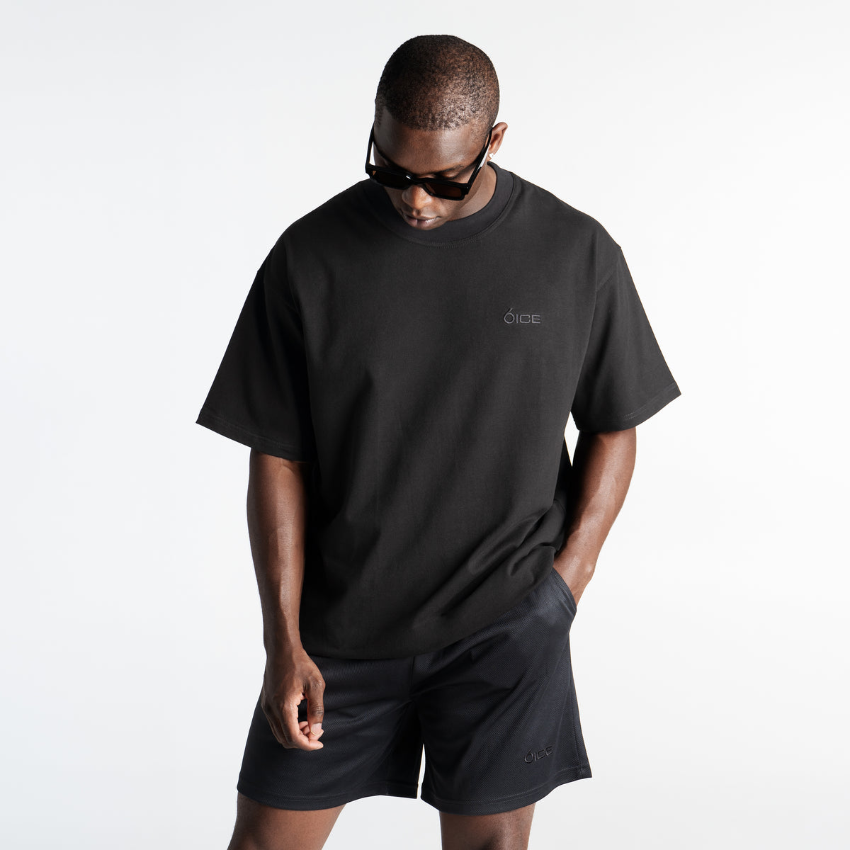 ESSENTIAL BLACK T-SHIRT