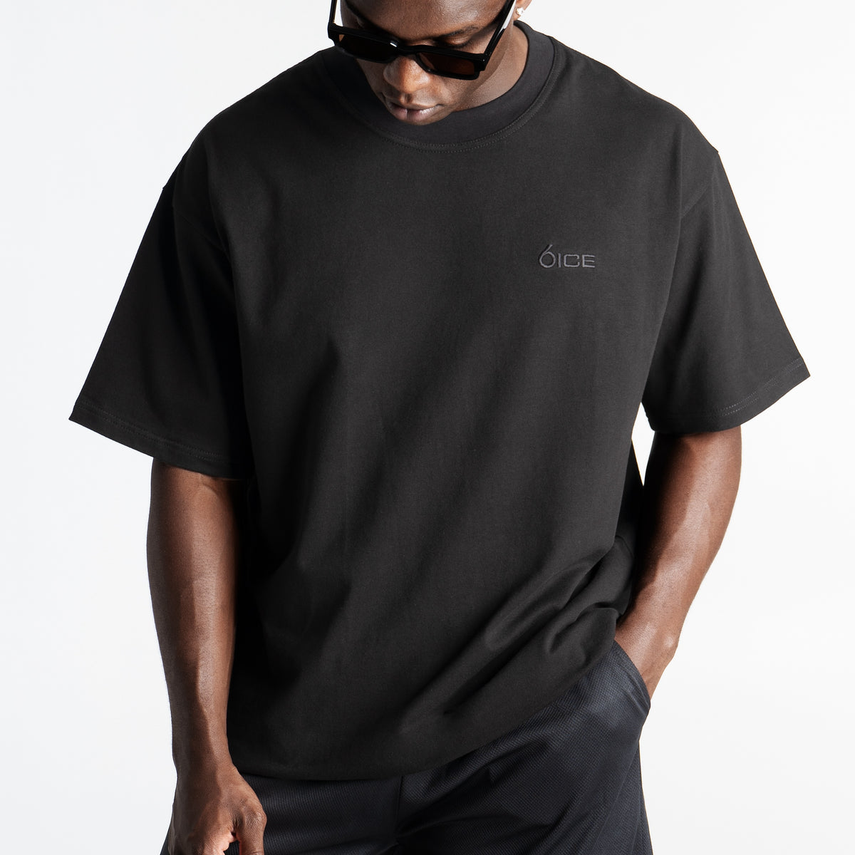 ESSENTIAL BLACK T-SHIRT