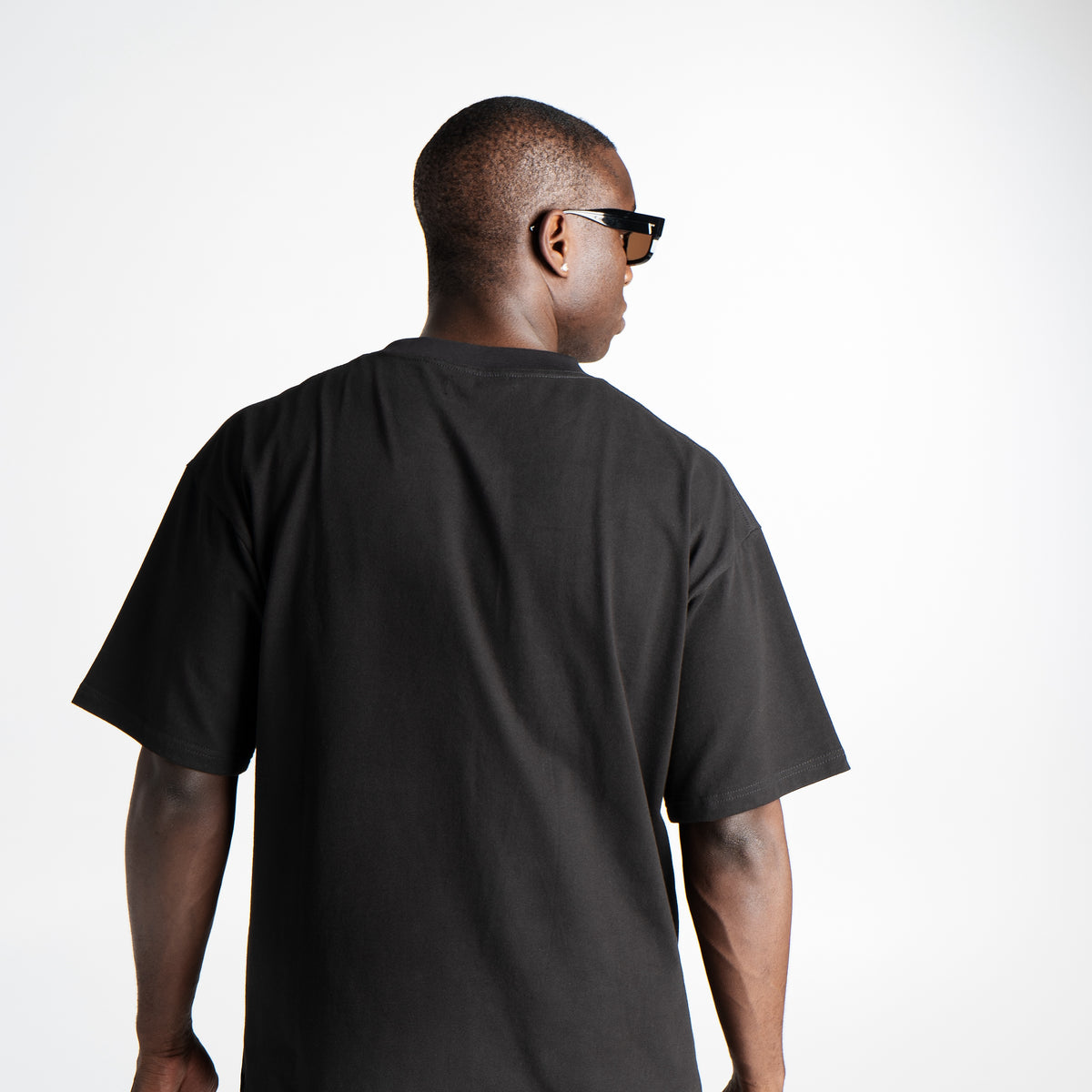 ESSENTIAL BLACK T-SHIRT